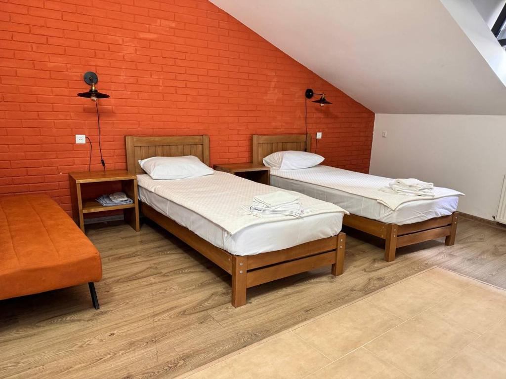 Postel nebo postele na pokoji v ubytování Tbil Inn Hotel