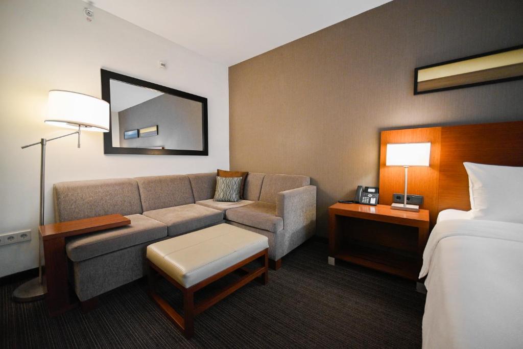 Postel nebo postele na pokoji v ubytování Yerevan Place Hotel