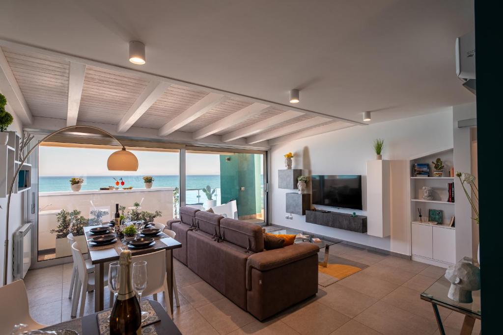 Televízia a/alebo spoločenská miestnosť v ubytovaní "I MORI LUXORY APARTMENTS" - Attico mansardato con incantevole vista mare