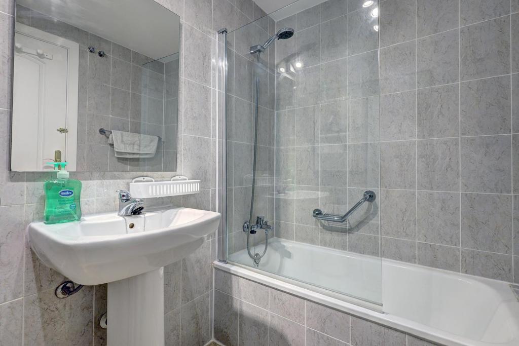 Kúpeľňa v ubytovaní Marbella Sleeps 8 Aircon Secure underground parking Free Netflix Fast internet