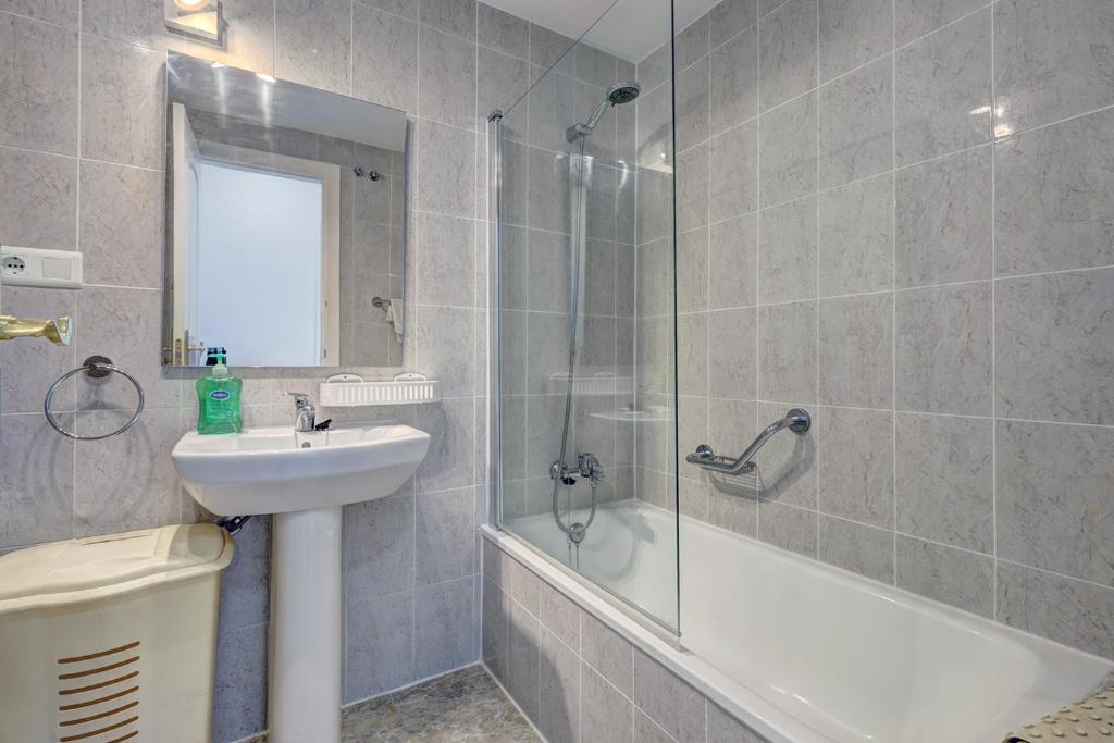 Kúpeľňa v ubytovaní Marbella Sleeps 8 Aircon Secure underground parking Free Netflix Fast internet