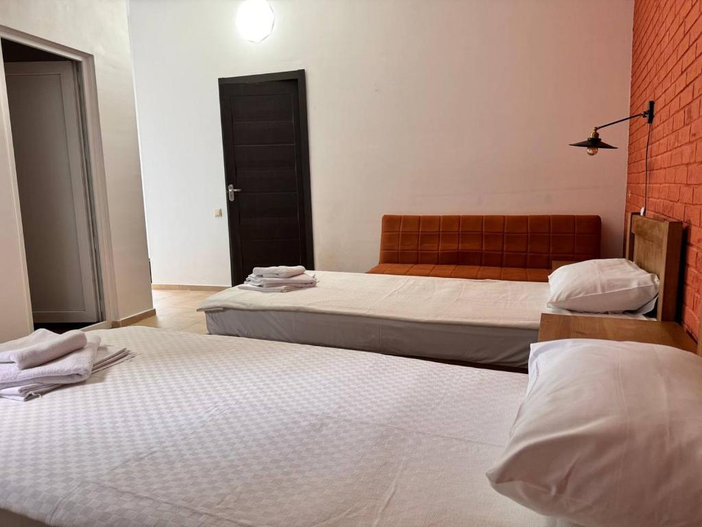 Postel nebo postele na pokoji v ubytování Tbil Inn Hotel