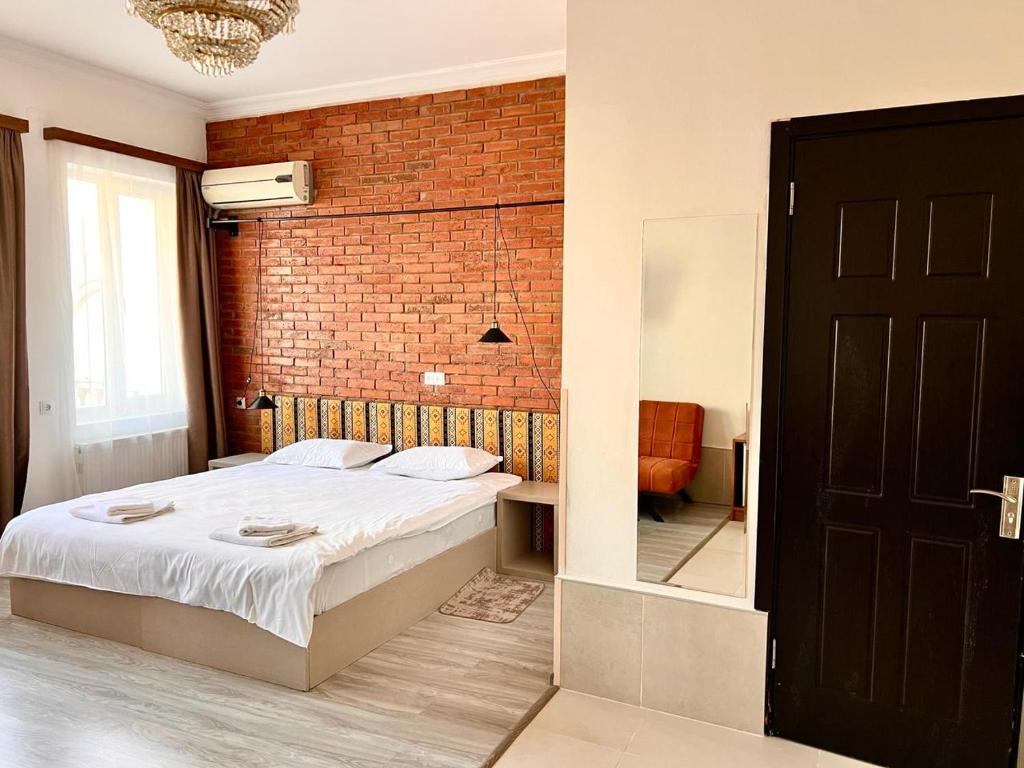 Postel nebo postele na pokoji v ubytování Tbil Inn Hotel