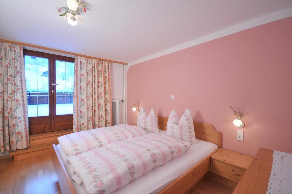 Postel nebo postele na pokoji v ubytování Hotel-Pension Faneskla