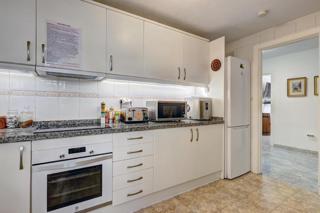 Kuchyňa alebo kuchynka v ubytovaní Marbella Sleeps 8 Aircon Secure underground parking Free Netflix Fast internet