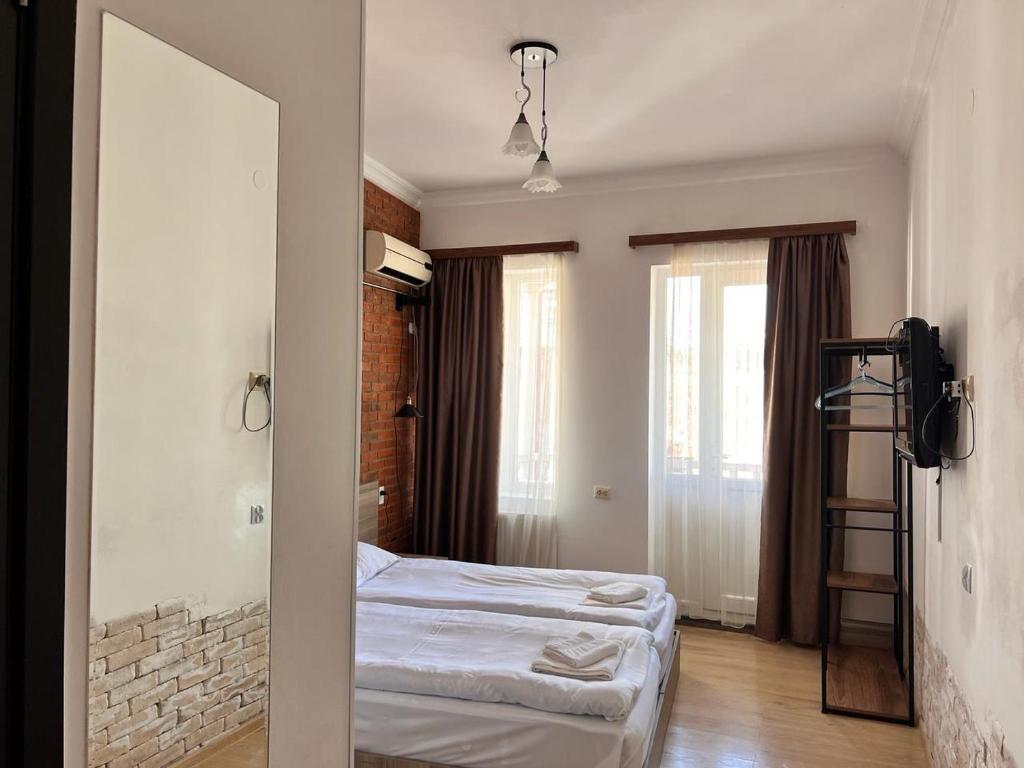 Postel nebo postele na pokoji v ubytování Tbil Inn Hotel