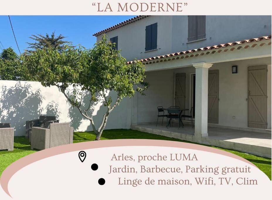une photo d'une maison avec les mots la molentera dans l'établissement La moderne Villa Proche Luma, à Arles