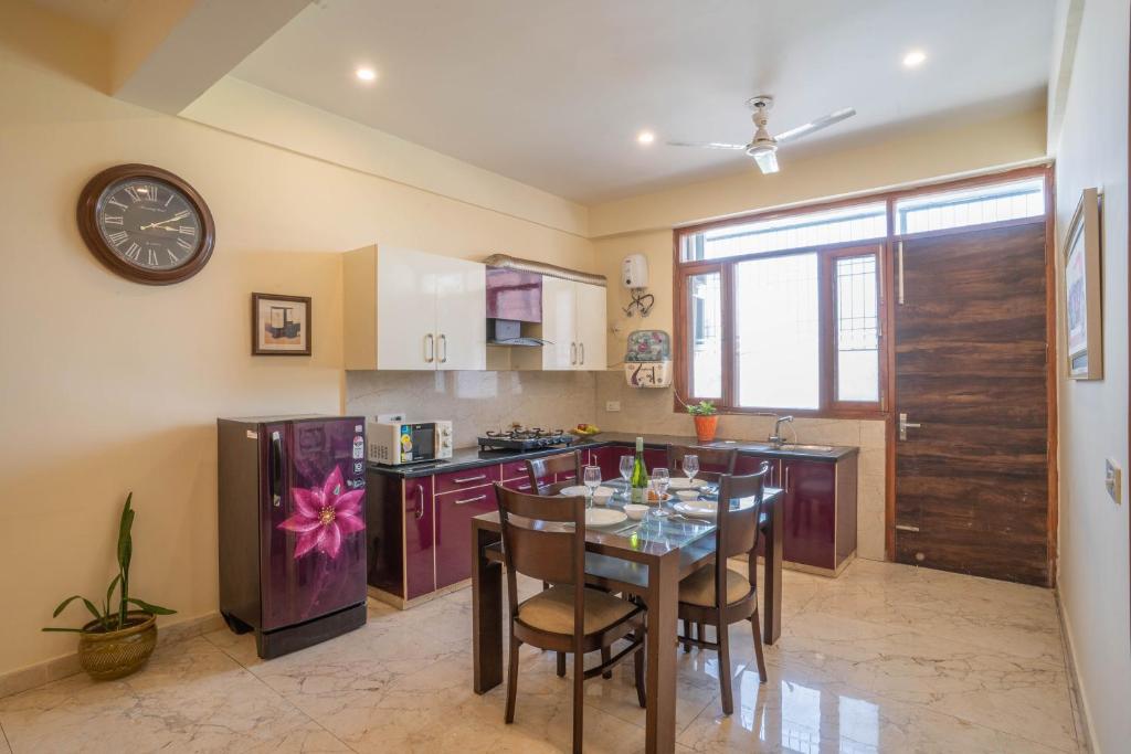 Hostie Eva Dreams - Private 2 BHK Apartments near Artemis, Medanta, Fortis hospitals - Two-Bedroom Apartment