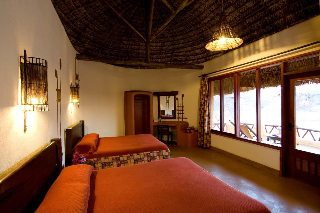 سرير أو أسرّة في غرفة في Samburu Sopa Lodge