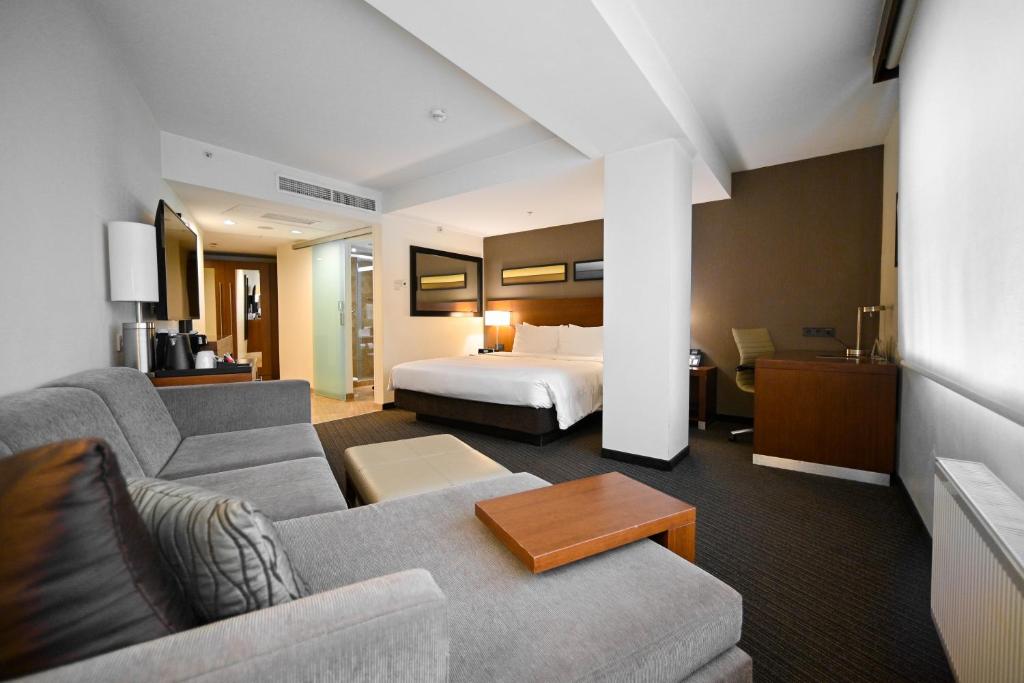 Postel nebo postele na pokoji v ubytování Yerevan Place Hotel
