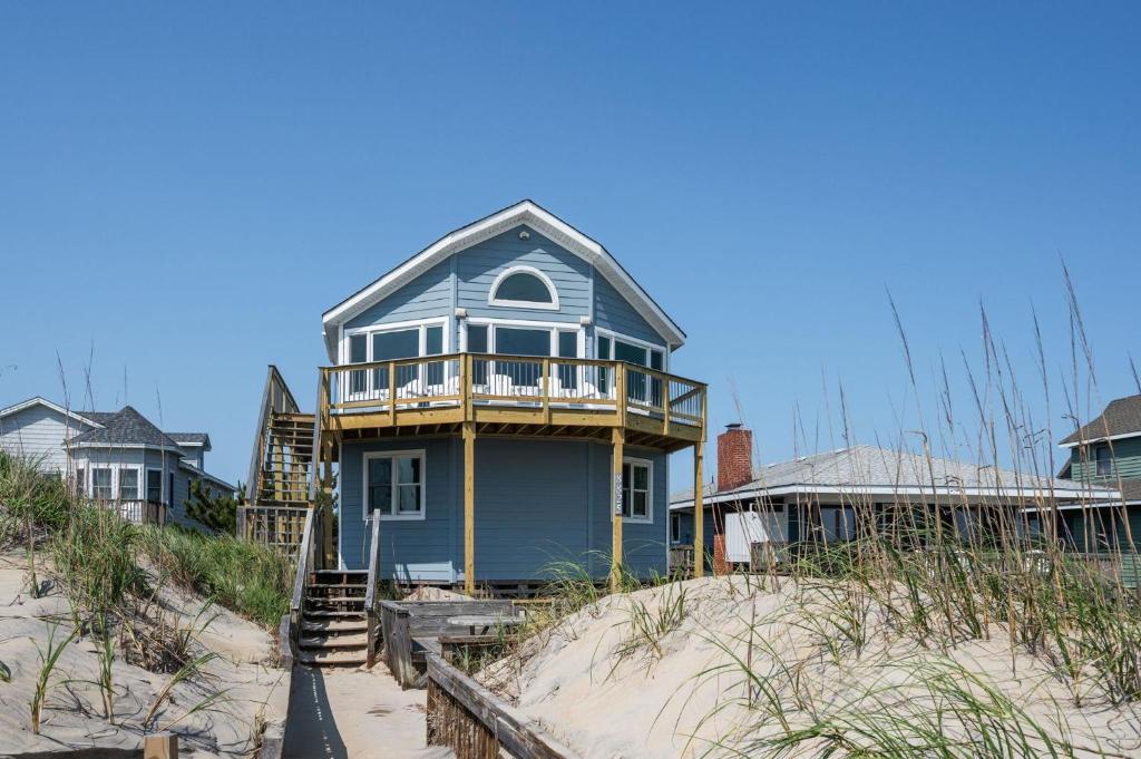 een blauw huis bovenop een strand bij SNH249 SeaAira in Nags Head