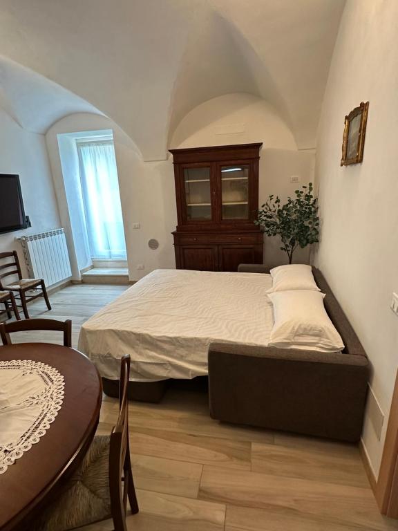 una camera con un grande letto e un tavolo di Borgo nel Vigneto a Erbusco