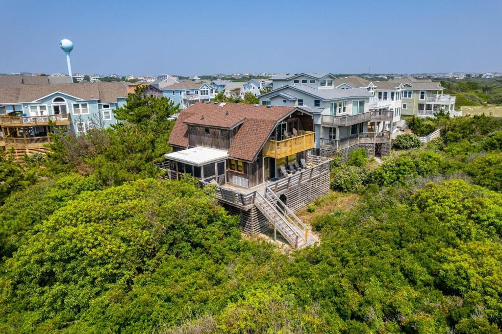 une vue aérienne d'une maison sur une colline dans l'établissement OSF24 Dunesbury, à Corolla