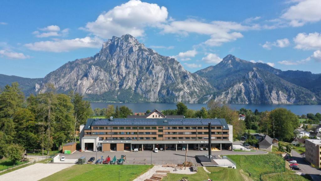 un edificio con vista sul lago e sulle montagne di Waldcampus Österreich a Traunkirchen