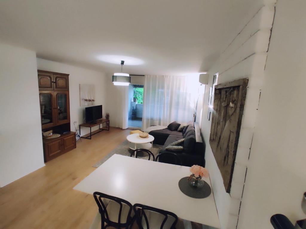 Posezení v ubytování Two-Bedroom Countryside Apartment