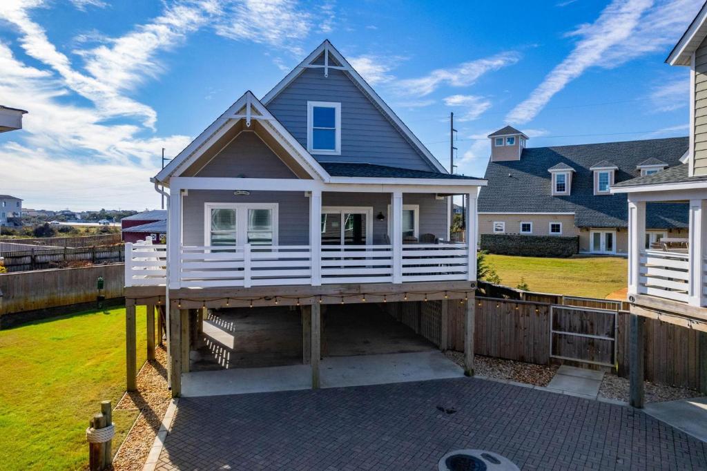 une maison sur un quai avec une terrasse couverte dans l'établissement NH387C Oak Island Cottage, à Nags Head