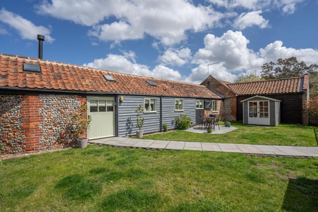Ce cottage dispose d'un jardin et d'une terrasse. dans l'établissement Natterjack by Winterton Cottages, à Winterton-on-Sea