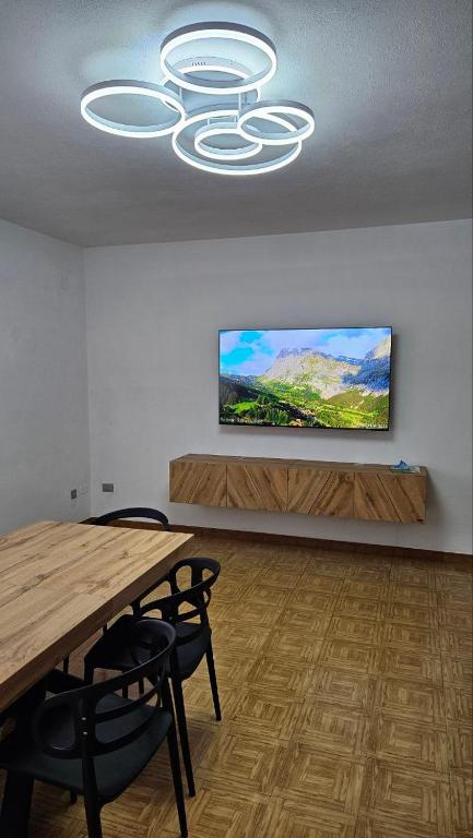 TV a/nebo společenská místnost v ubytování Appartamenti Croz del Re