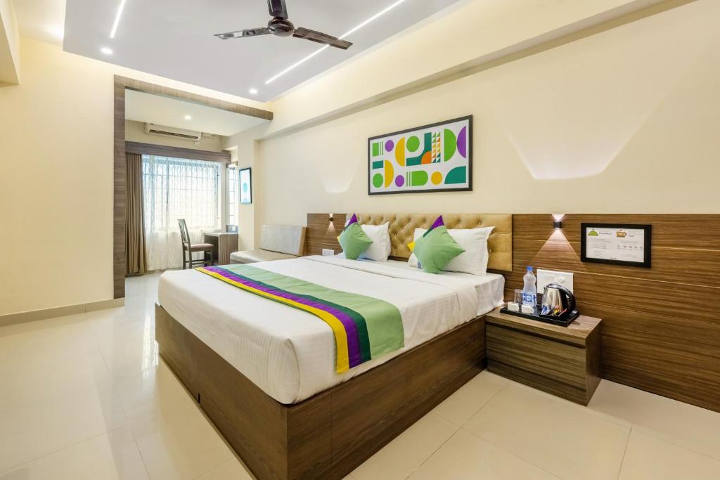 マンガロールにあるTreebo Sky City Grand, 5 Min From Mangalore Airportの部屋の中に大きなベッドがある寝室
