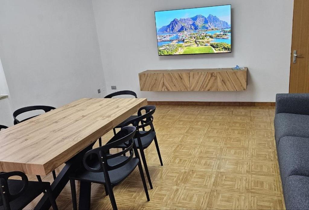 TV a/nebo společenská místnost v ubytování Appartamenti Croz del Re