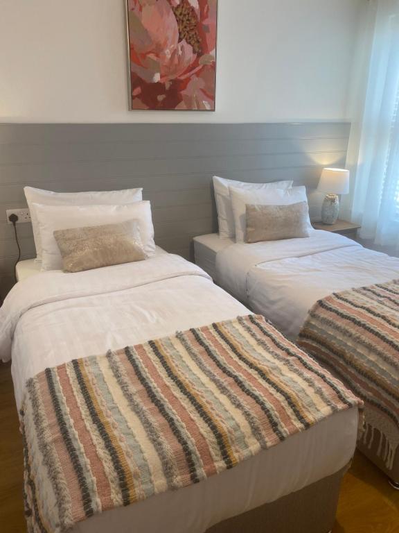 Una cama o camas en una habitación de Racecourse View