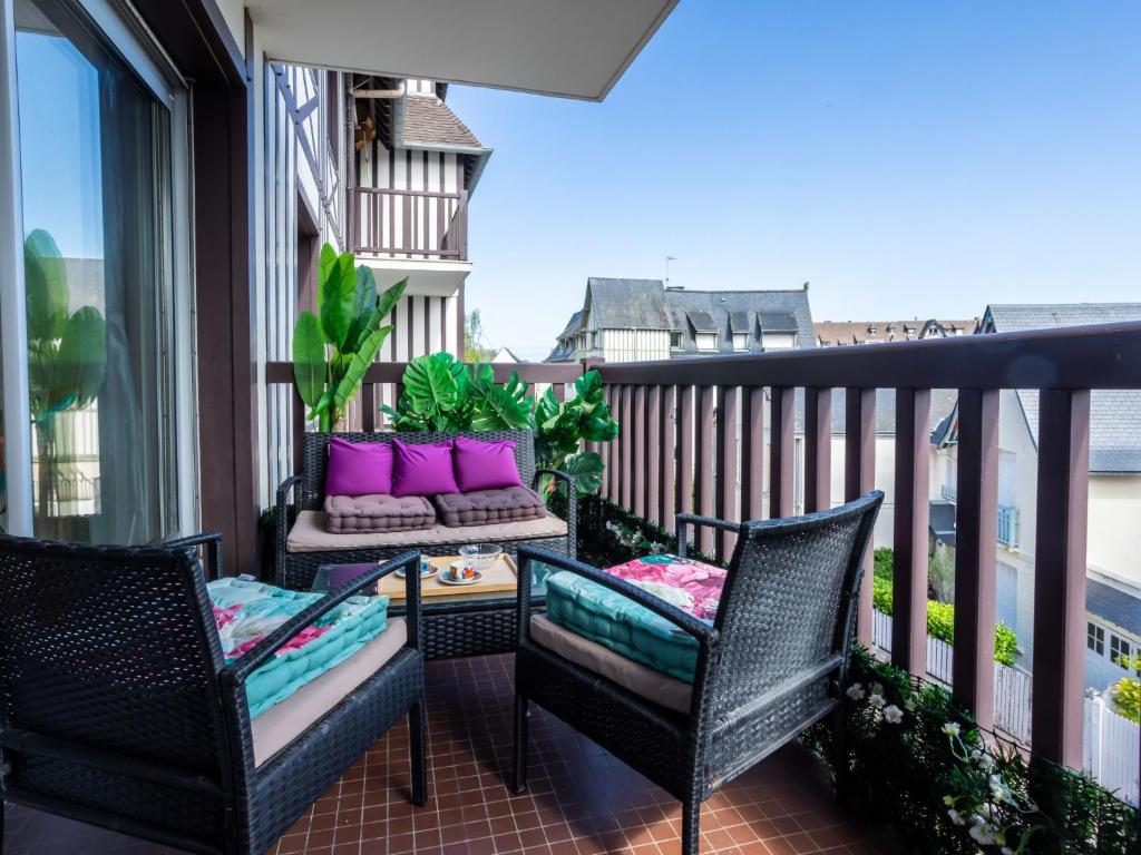 - un balcon avec 2 chaises et un canapé dans l'établissement Studio Ascot by Interhome, à Deauville