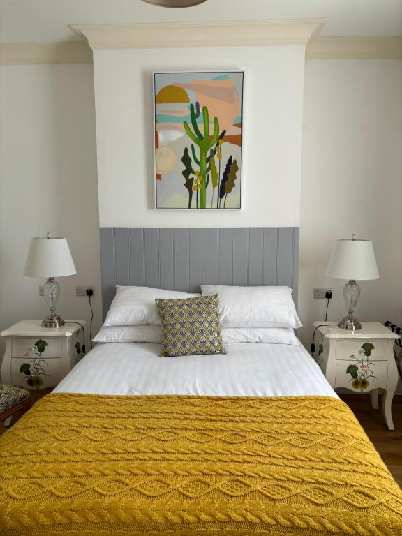 Una cama o camas en una habitación de Racecourse View