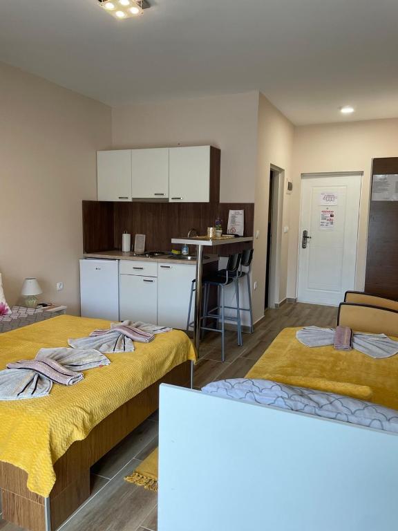 Postel nebo postele na pokoji v ubytování Apartmani Andrijana