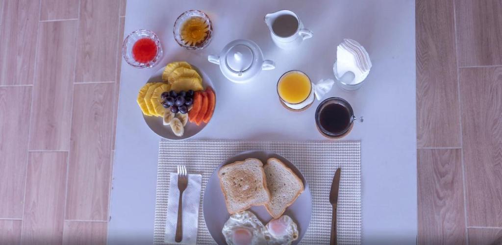 uma mesa com comida para o pequeno almoço e café nela em Samaná Suites Hotel by Habita em Santa Bárbara de Samaná