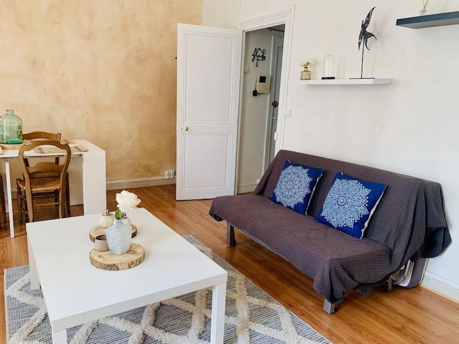 Coin salon dans l'établissement Maison de ville au Cœur d'Angoulême- 2 chambres-Wifi- Cosy - Idéal de 1 à 6 Personnes - conciergerie J&N