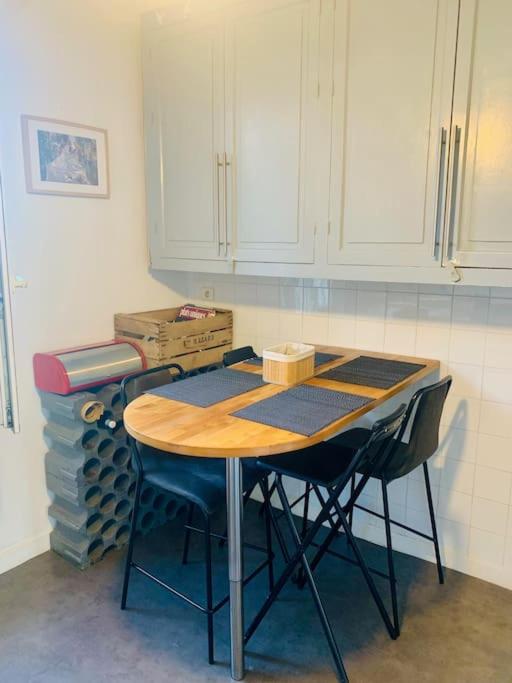 Photo de la galerie de l'établissement Maison de ville au Cœur d'Angoulême- 2 chambres-Wifi- Cosy - Idéal de 1 à 6 Personnes - conciergerie J&N, à Angoulême