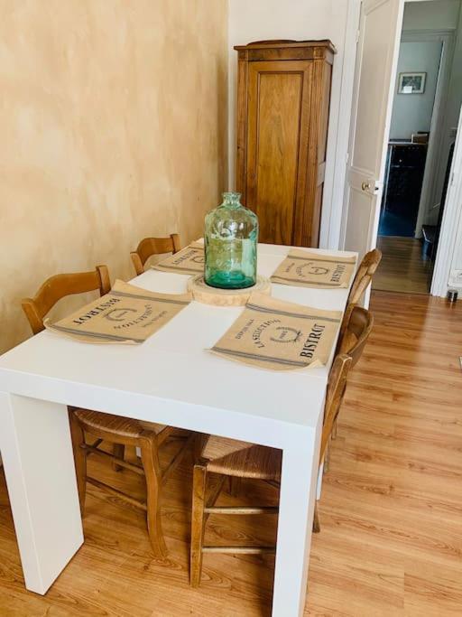 Photo de la galerie de l'établissement Maison de ville au Cœur d'Angoulême- 2 chambres-Wifi- Cosy - Idéal de 1 à 6 Personnes - conciergerie J&N, à Angoulême