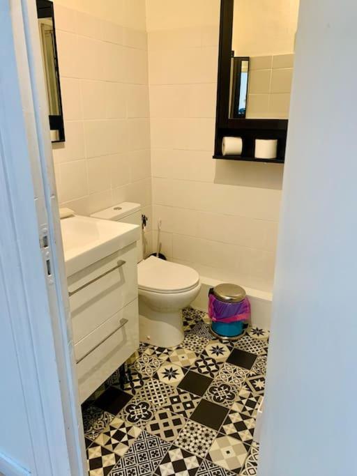 Salle de bains dans l'établissement Maison de ville au Cœur d'Angoulême- 2 chambres-Wifi- Cosy - Idéal de 1 à 6 Personnes - conciergerie J&N