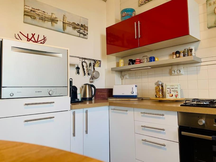 Cuisine ou kitchenette dans l'établissement Maison de ville au Cœur d'Angoulême- 2 chambres-Wifi- Cosy - Idéal de 1 à 6 Personnes - conciergerie J&N
