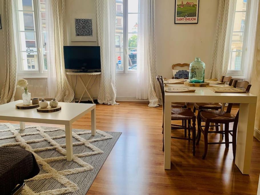 Télévision ou salle de divertissement dans l'établissement Maison de ville au Cœur d'Angoulême- 2 chambres-Wifi- Cosy - Idéal de 1 à 6 Personnes - conciergerie J&N