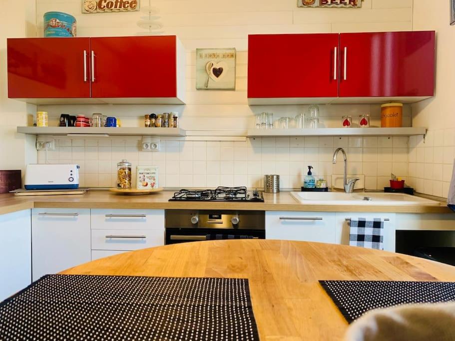 Cuisine ou kitchenette dans l'établissement Maison de ville au Cœur d'Angoulême- 2 chambres-Wifi- Cosy - Idéal de 1 à 6 Personnes - conciergerie J&N