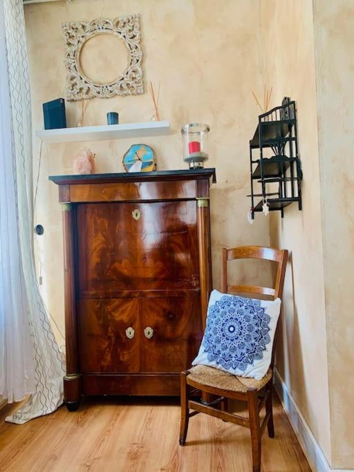 Photo de la galerie de l'établissement Maison de ville au Cœur d'Angoulême- 2 chambres-Wifi- Cosy - Idéal de 1 à 6 Personnes - conciergerie J&N, à Angoulême