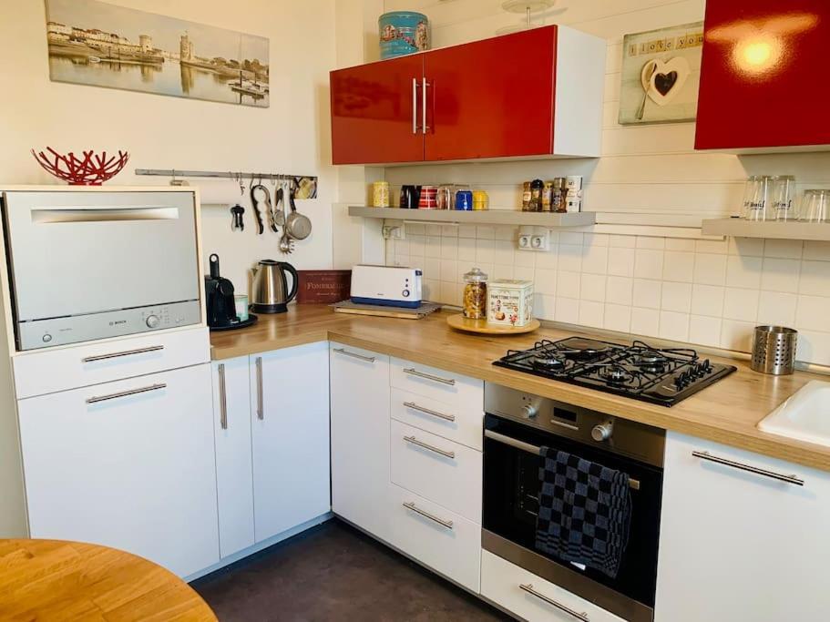 Cuisine ou kitchenette dans l'établissement Maison de ville au Cœur d'Angoulême- 2 chambres-Wifi- Cosy - Idéal de 1 à 6 Personnes - conciergerie J&N