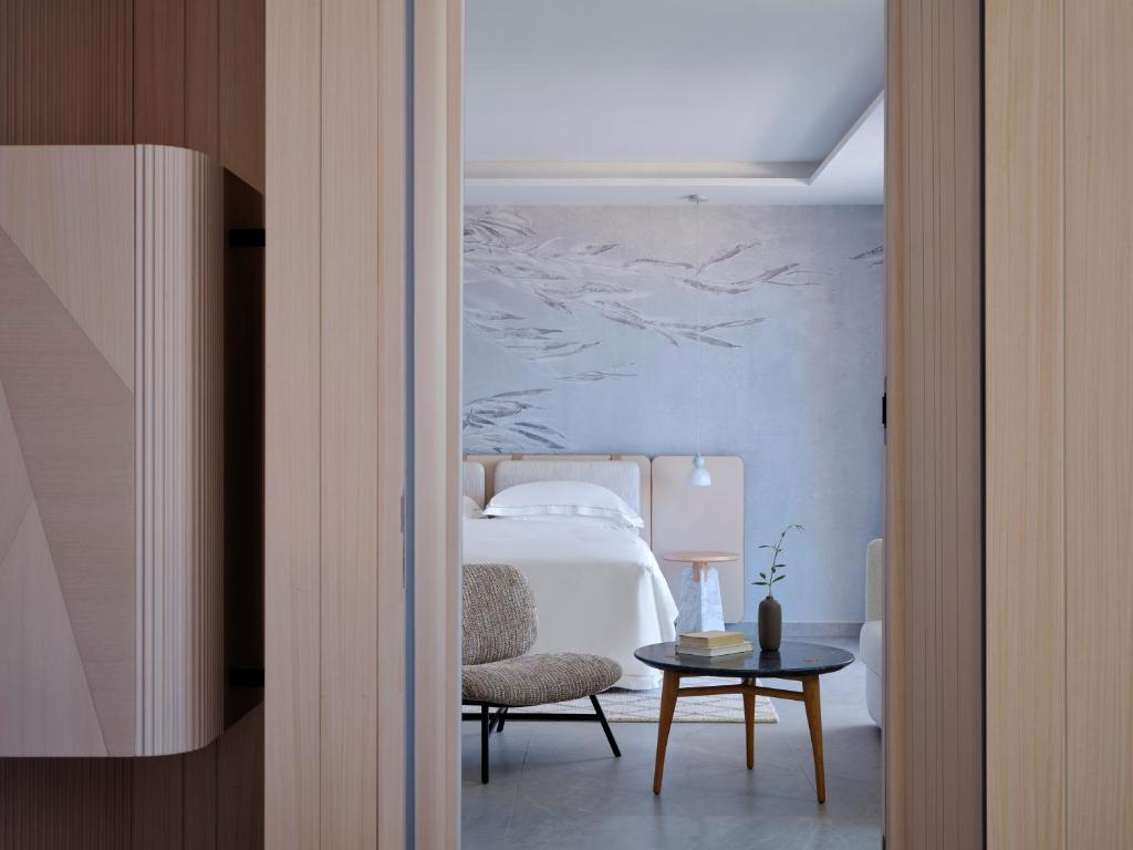 Postel nebo postele na pokoji v ubytování Deos Mykonos - A Myconian Collection Hotel