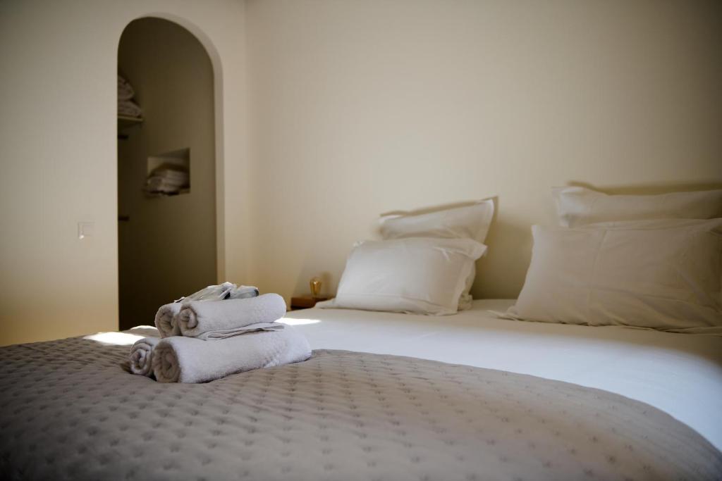 une chambre avec un grand lit avec des serviettes dessus dans l'établissement Unforgettable Stay Heart of Bordeaux Historical City Center, à Bordeaux