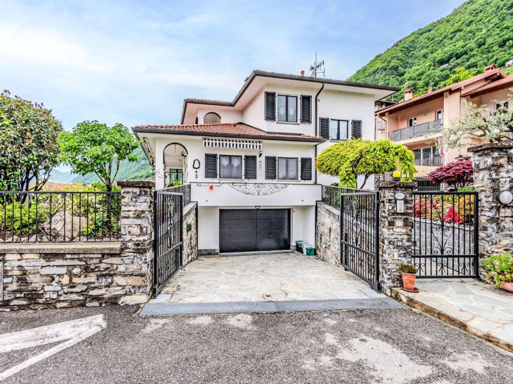 a house with a gate and a driveway at Apartment Nonna Grazia by Interhome in Lenno