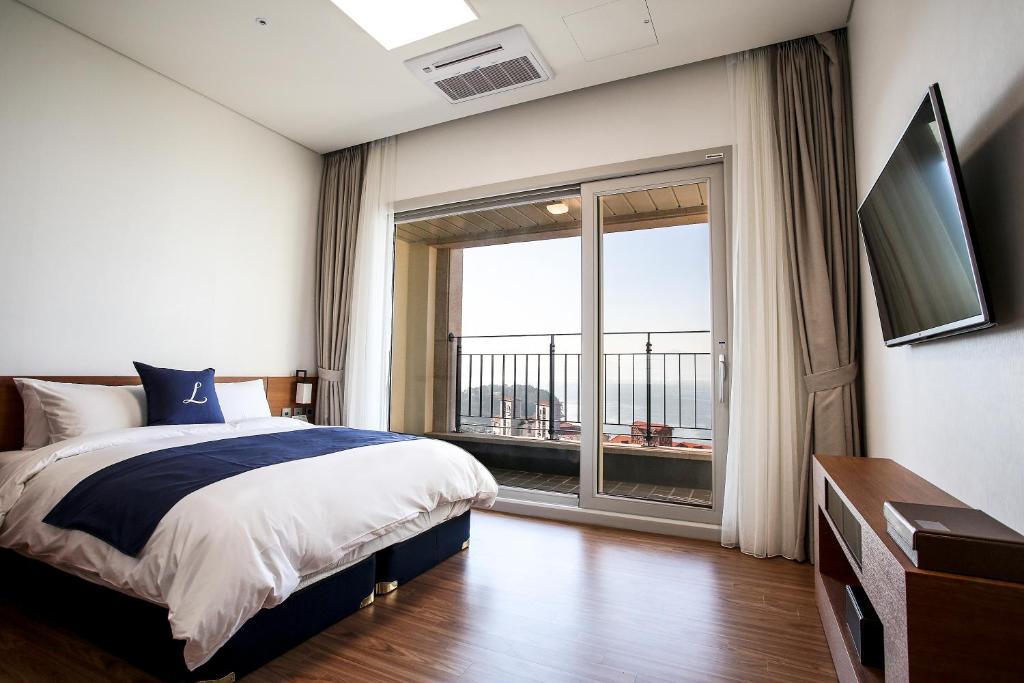 Postel nebo postele na pokoji v ubytování Lapis Hotel Namhae