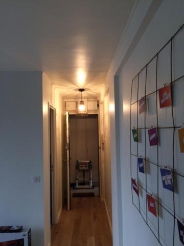 un couloir avec une chambre avec une chaise dans l'établissement Beau 3 pièces refait à neuf à Montreuil, à Montreuil