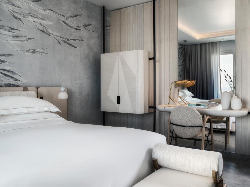 Postel nebo postele na pokoji v ubytování Deos Mykonos - A Myconian Collection Hotel