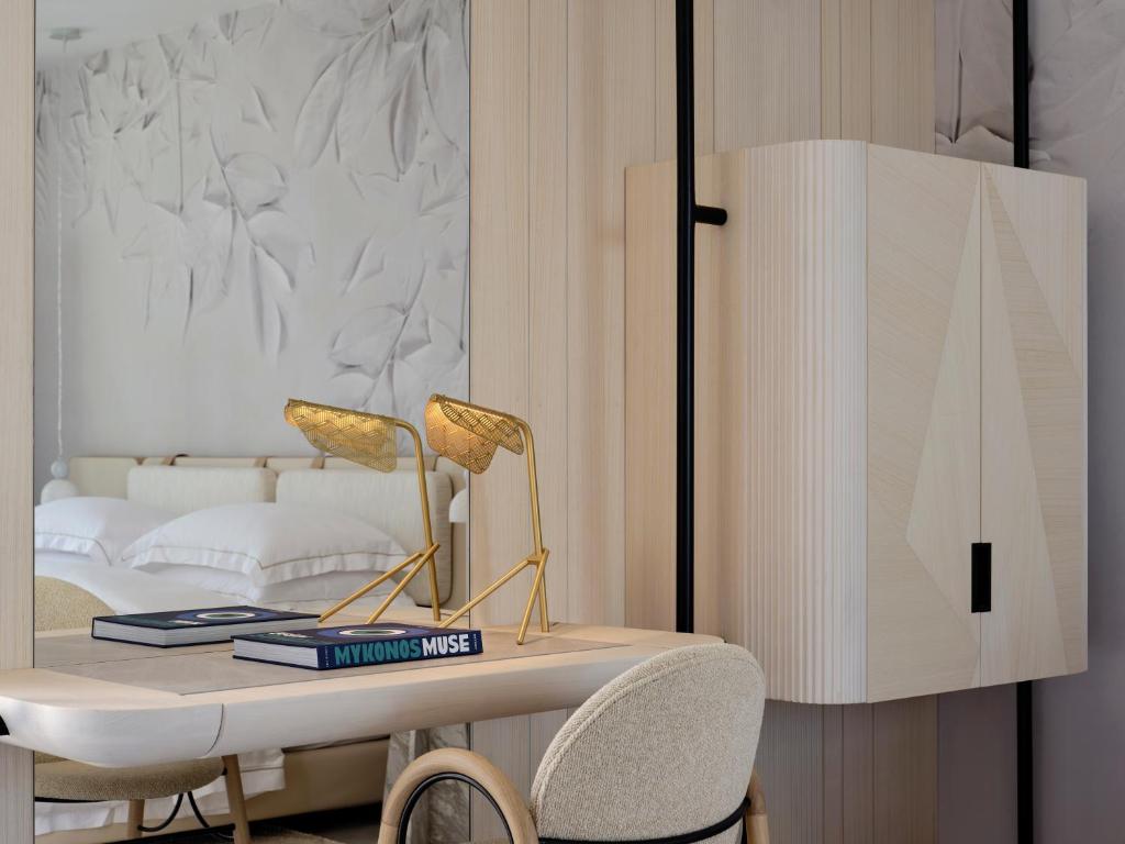 Postel nebo postele na pokoji v ubytování Deos Mykonos - A Myconian Collection Hotel
