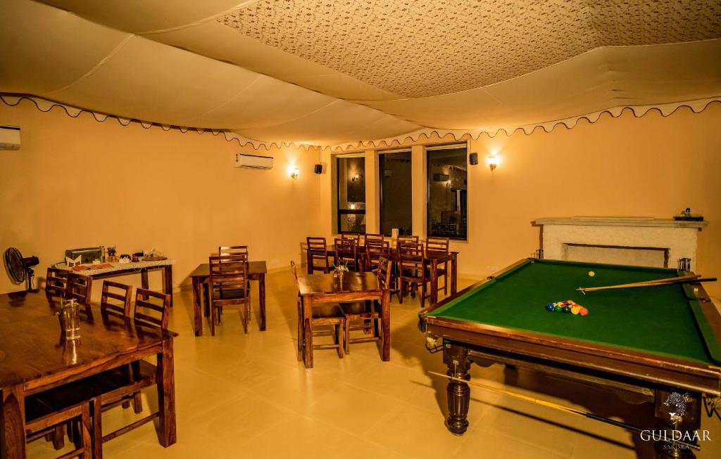 Biliár nebo kulečník v ubytování Guldaar Sariska - A luxury Forest Resort