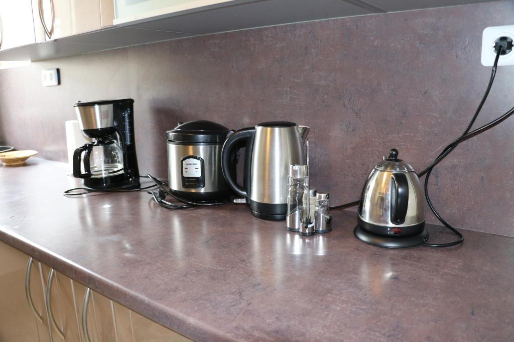 un comptoir avec deux cafetières et une bouilloire dans l'établissement Magnifique grand appartement de luxe 4 chambres dans le centre de Paris, à Paris