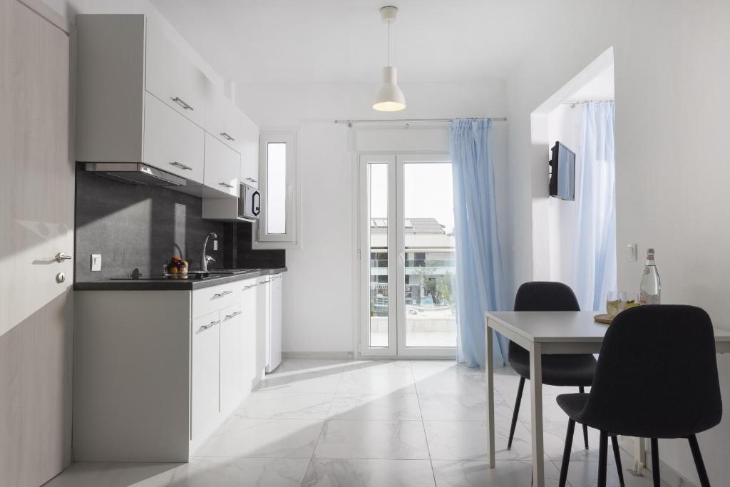 Asterias Premium Holiday Apartments - 14