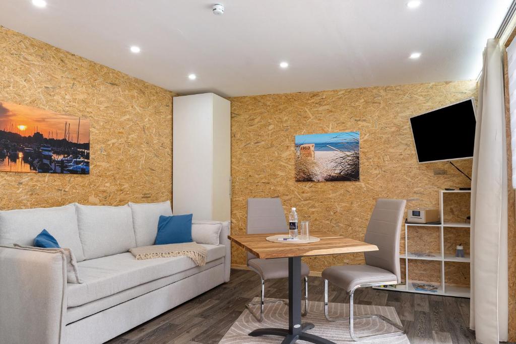 a living room with a couch and a table at Apartment am Seefischmarkt in Kiel