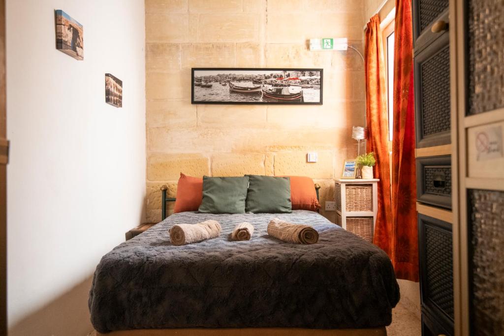 Postel nebo postele na pokoji v ubytování Sliema Townhouse for 12, July Deal, Historic Charm, Steps to Seafront View & Bars & Promenade
